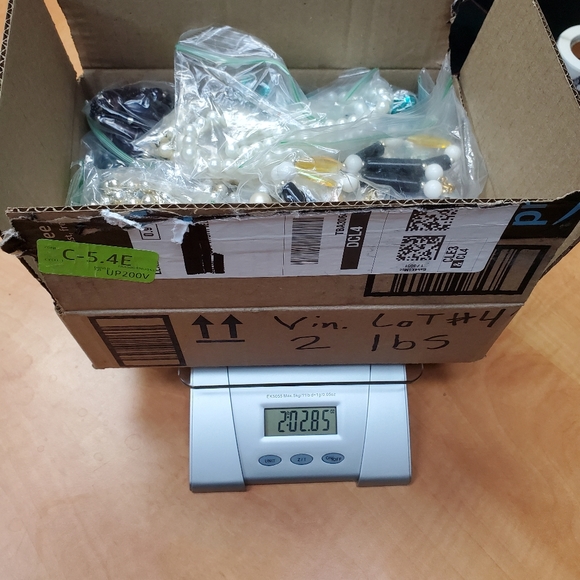 2 lbs vintage jewelry lot 4 - all necklaces - Picture 2 of 3